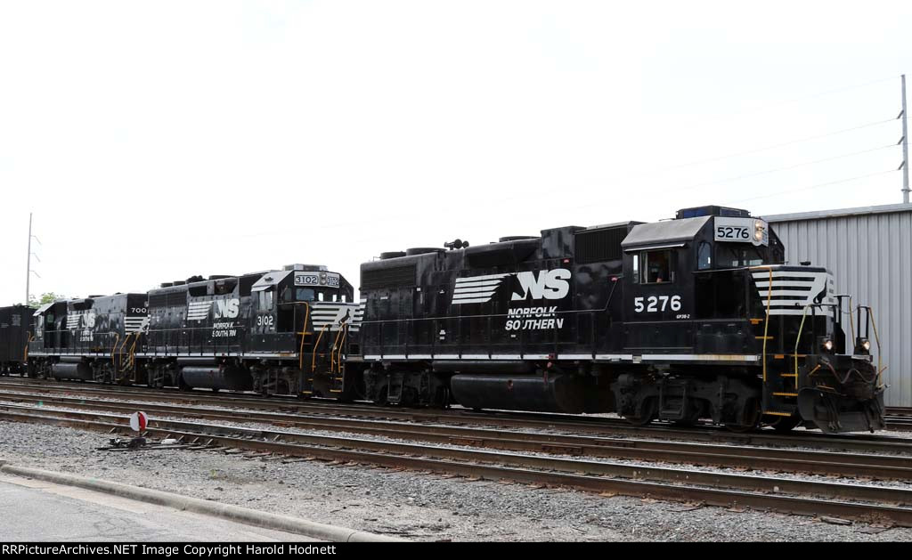 NS 5276, 3102, and 700 work the yard